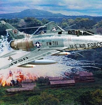 F-100C Super Sabre United States Air Force (USAF) with Swivel Stand 1/70 Scale Model Kit
